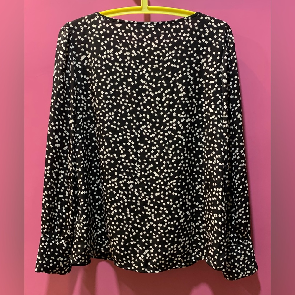 Express Black and White womens top full sleeve size US M Floral print - Picture 2 of 5